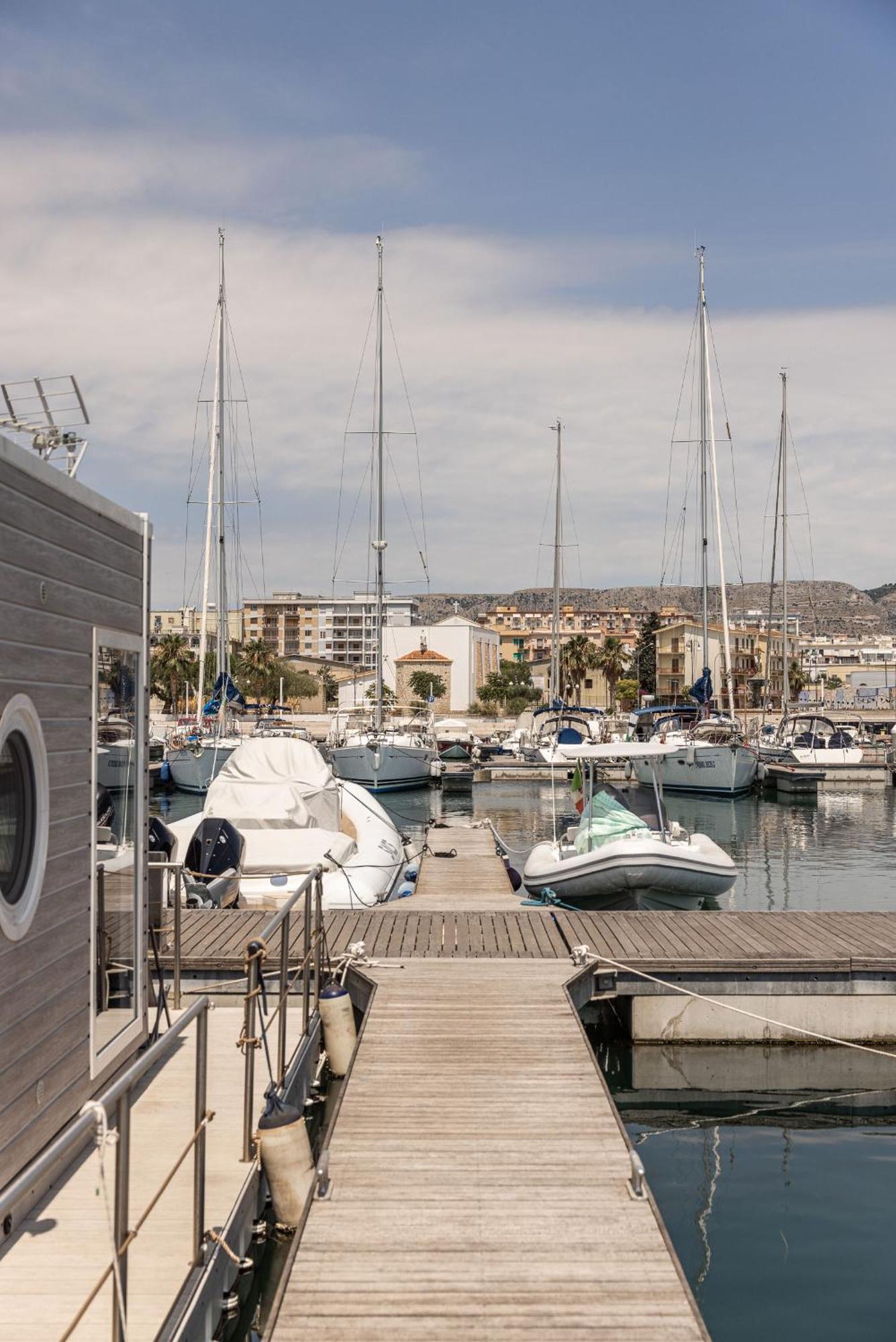 Marina Del Gargano Houseboat Hotell Manfredonia Eksteriør bilde