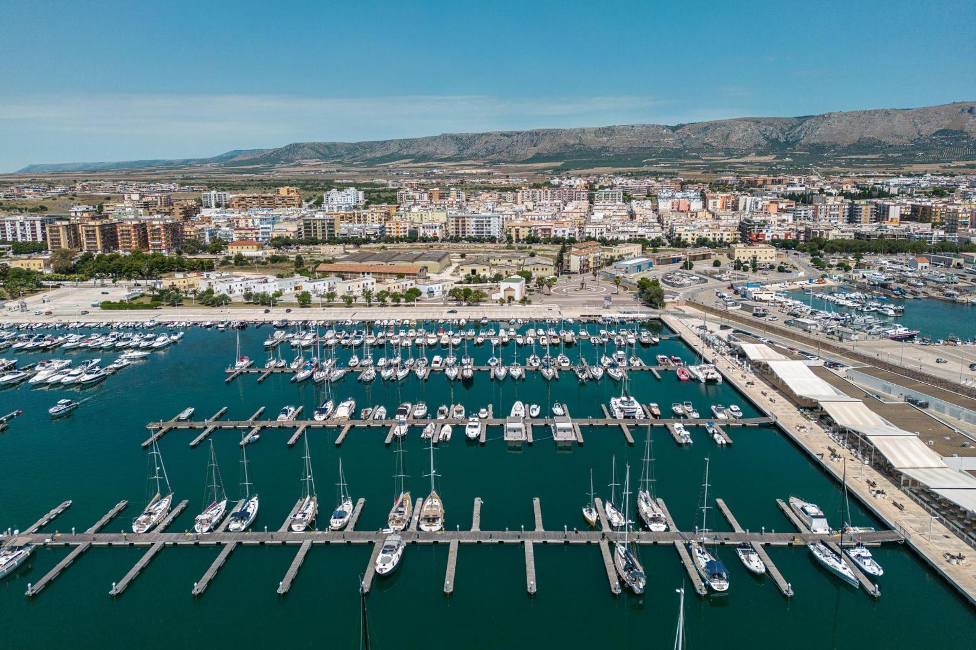 Marina Del Gargano Houseboat Hotell Manfredonia Eksteriør bilde