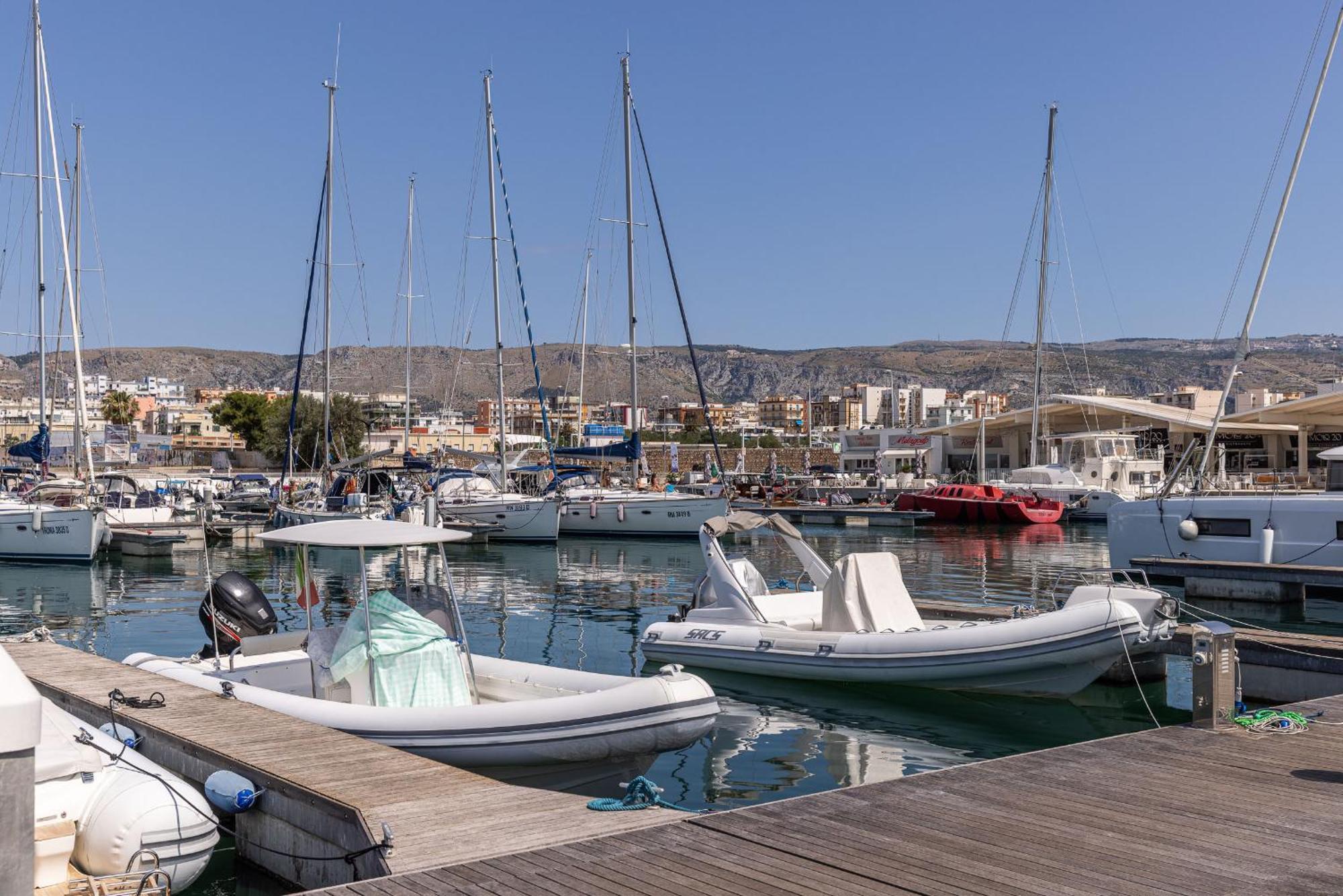 Marina Del Gargano Houseboat Hotell Manfredonia Eksteriør bilde